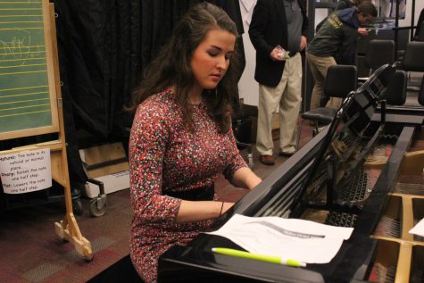 Lambert sings despite respiratory difficulties