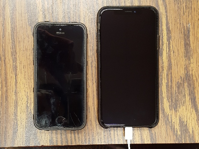 Heres a comparison between Apples older(5S, Left) and newer phones(X, Right). Despite being four years apart, both run the latest iOS 12.