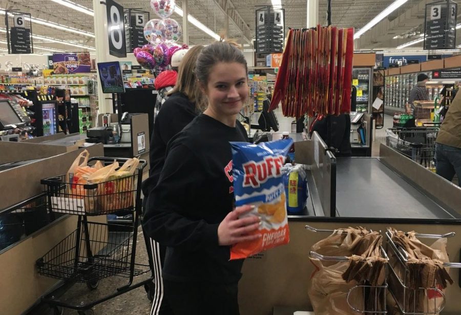 Sophomore Ellie Capra volunteers to bag groceries at Cub Foods. As the representative for Community Thread, she recruits volunteers for events. 