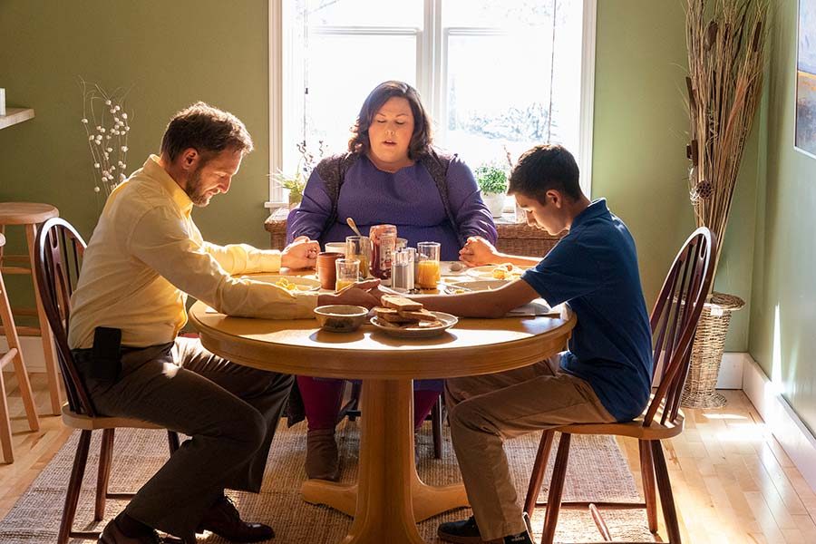The acting family of the Smiths partaking in daily prayer before breakfast. The first scene serves as an introduction to the main theme of faith.