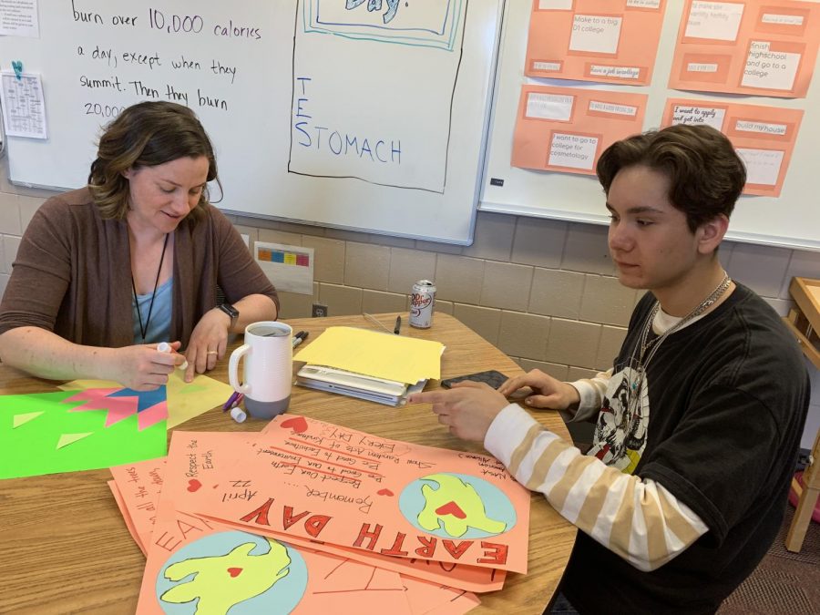 Joanna Tom and sophomore participant Will  Raymond making Earth day posters, and Native American Student Alliance posters on April 24. These posters are put up in the cafeteria. 