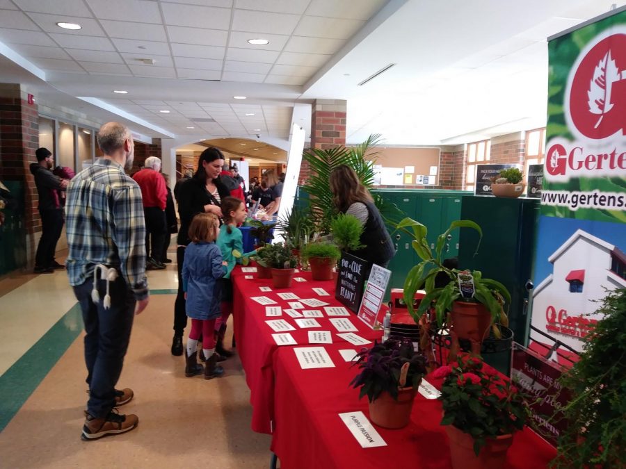 Students visit the Gertens booth at the Da Vinci Fest Jan. 25. Students were able to take a quiz to learn about different plants. The Gertens  booth was one out of the 41 community booths guests could visit.