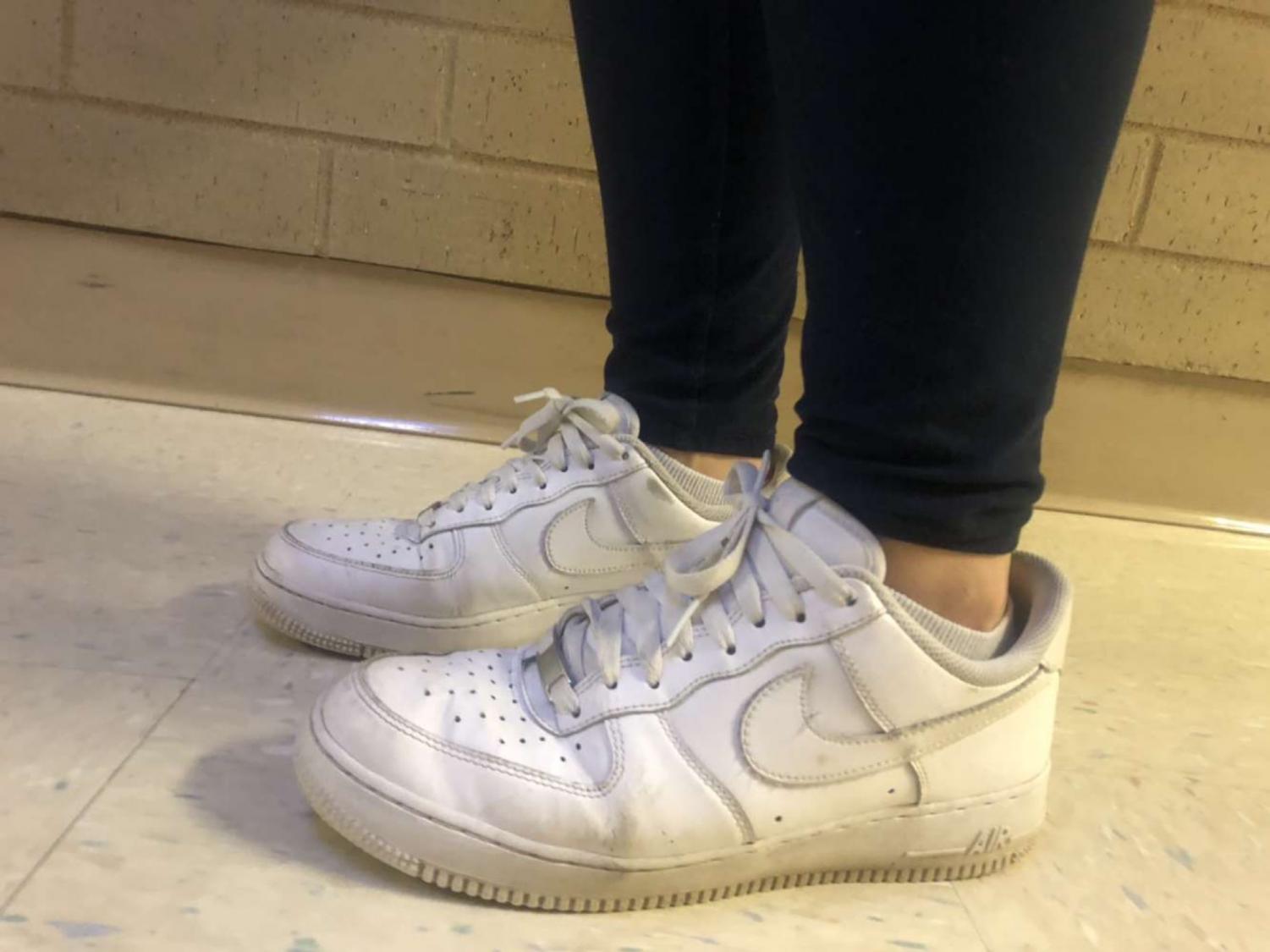 white sneakers besides air force ones