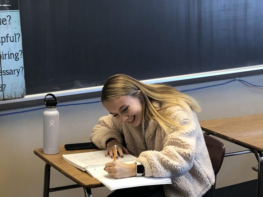 Senior+Jenna+Yingling+uses+her+sixth+hour+senior+elective+to+work+on+schoolwork.+She+is+getting+help+from+math+teacher+Amanda+Banick+during+her+prep+hour.