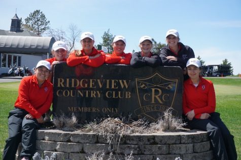 Maria Vincent, Paige ONeal, Sam Kane, Savannah Vincent, Caroline Monty, Catherine Monty and Caitlyn Garrity smile in front of Ridgeview Country Club sign last season. These golfers led the team to state last season and the girls coming back for the 2020 season are hoping to repeat the past. 