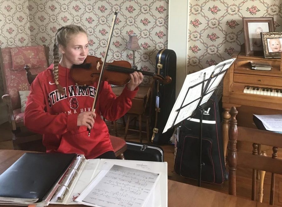 Sophomore+Madelyn+Puhrmann+practices+her+violin+at+home.+Due+to+the+COVID-19+pandemic%2C+all+musicians+are+forced+to+stay+home+and+practice+alone%2C+making+coordination+between+the+members+of+the+entire+music+group+difficult.