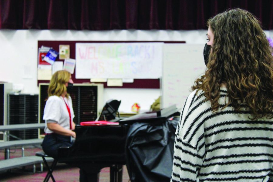 Choir students come together to rehearse and practice with Cantus.
