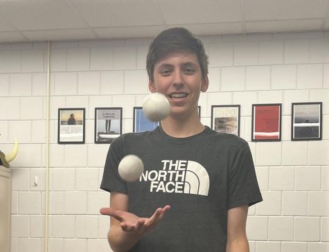 Junior, Evan Cadenhead, juggling 3 white balls
