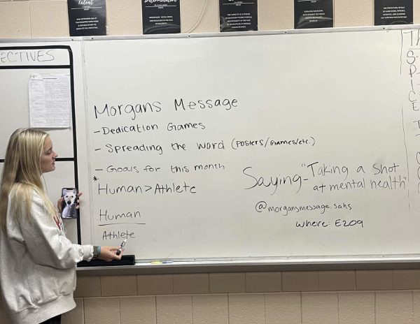 Senior Elsa Swenson is at a Morgans Message meeting on Nov. 13 writing down what to put on posters to hang around the school. Swenson is a Morgans Message ambassador who runs the meetings along with three other girls.  