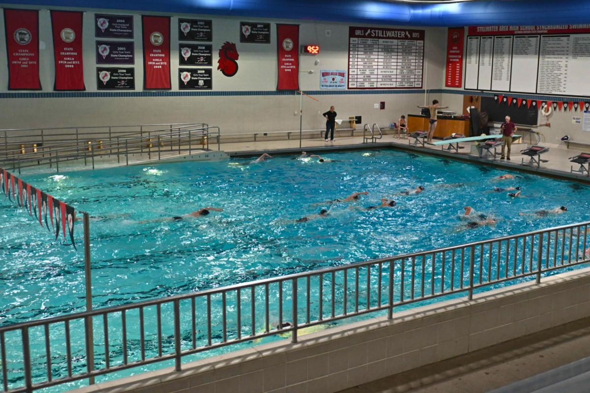 The boys swim season began with several changes this year due to the team’s increased number of swimmers, leading to a larger roster. Practicing at Stillwater Middle School, swimmers work to improve their skills despite the crowded space, while coaches make adjustments to support each athlete.