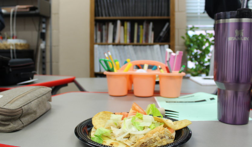The entire meal is clearly visible, allowing all the components and even all the small details to be seen together. 